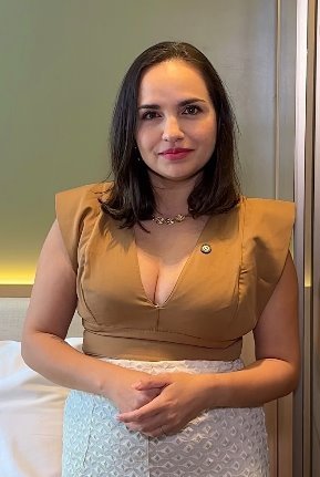 Juliana Rocha, sócia da Viviá, de blusa caramelo