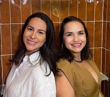 Vanessa Sales e Juliana Rocha, sócias da Viviá, lado a lado e sorrindo