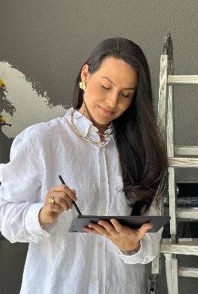 Vanessa Sales, sócia da Viviá, anotando em um tablet